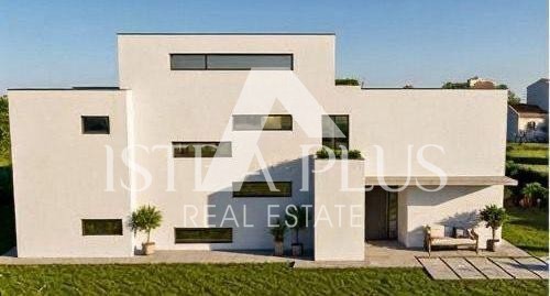 Istra, Poreč 9km - Gradbeno zemljišče (POGLED NA MORJE) z veljavnim gradbenim dovoljenjem in infrastrukturo