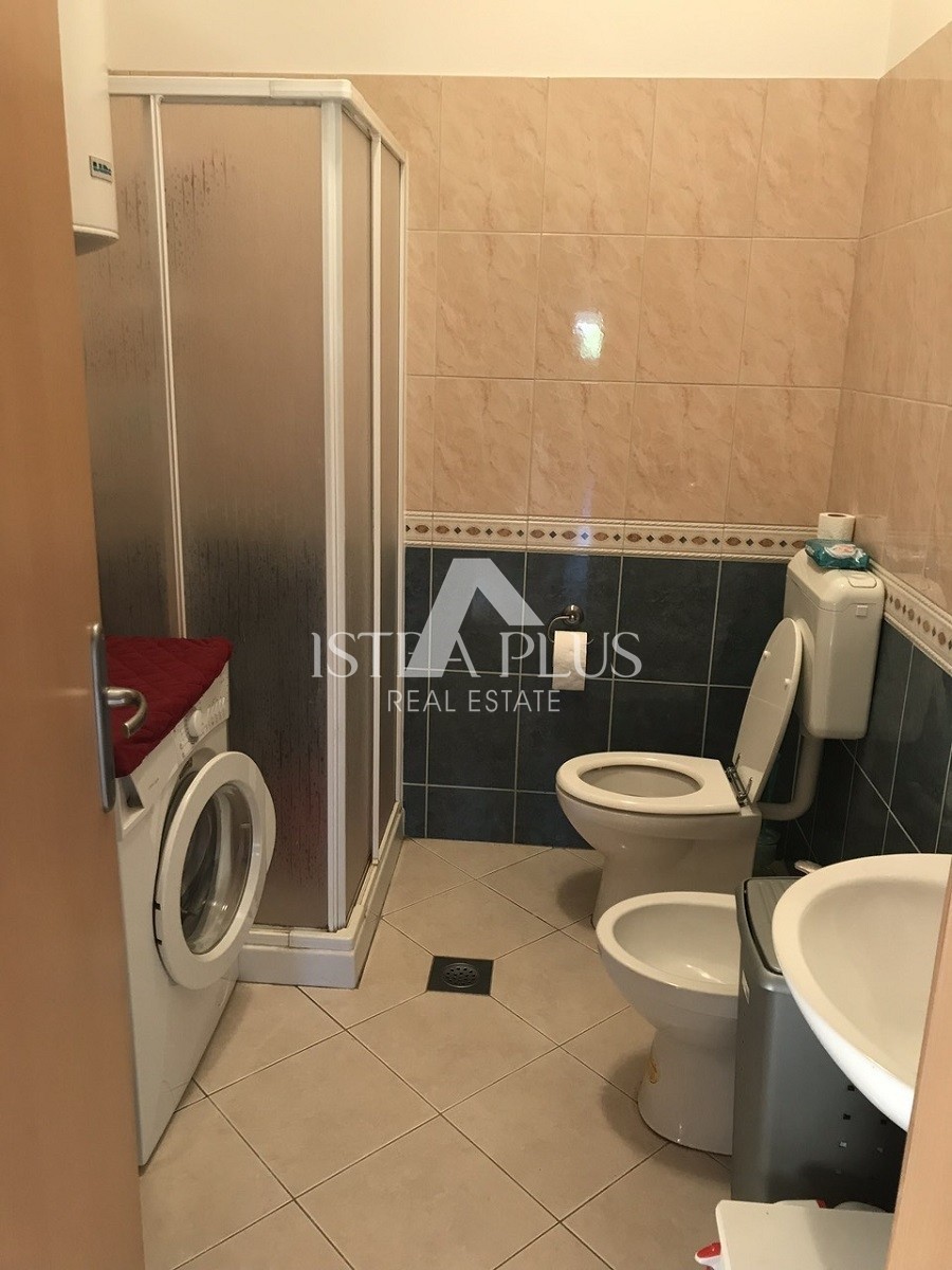 STANOVANJE POREČ - 92 M2, KLET, PARKIRIŠČE - POGLED NA MORJE - PLAŽA 800m