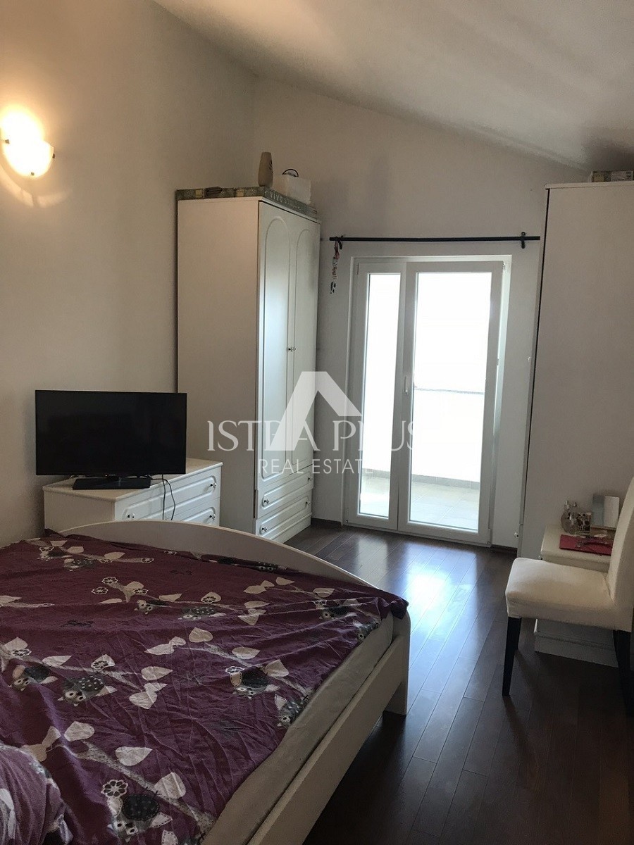 STANOVANJE POREČ - 92 M2, KLET, PARKIRIŠČE - POGLED NA MORJE - PLAŽA 800m