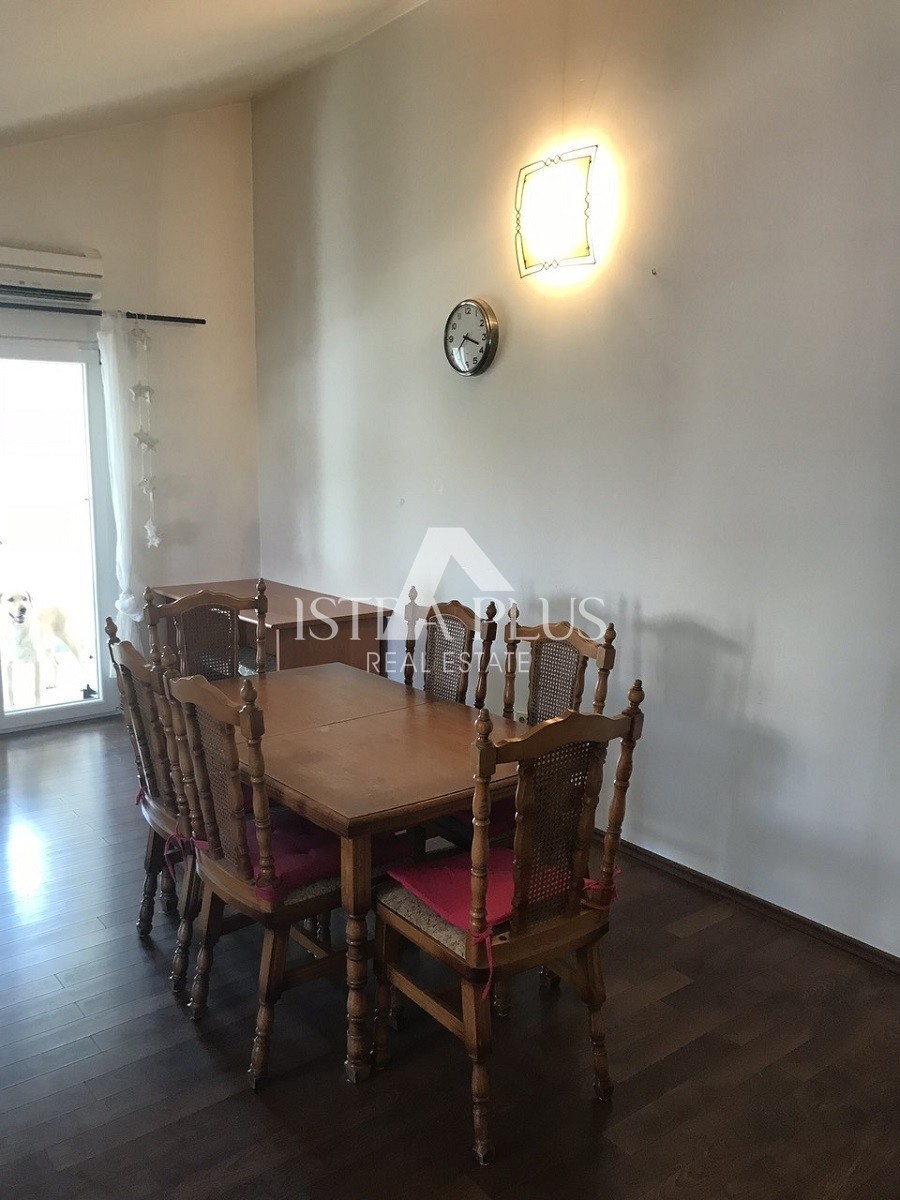 STANOVANJE POREČ - 92 M2, KLET, PARKIRIŠČE - POGLED NA MORJE - PLAŽA 800m