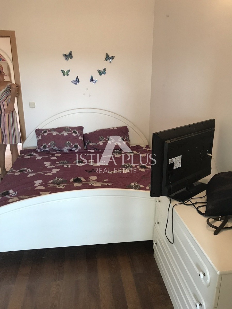 STANOVANJE POREČ - 92 M2, KLET, PARKIRIŠČE - POGLED NA MORJE - PLAŽA 800m