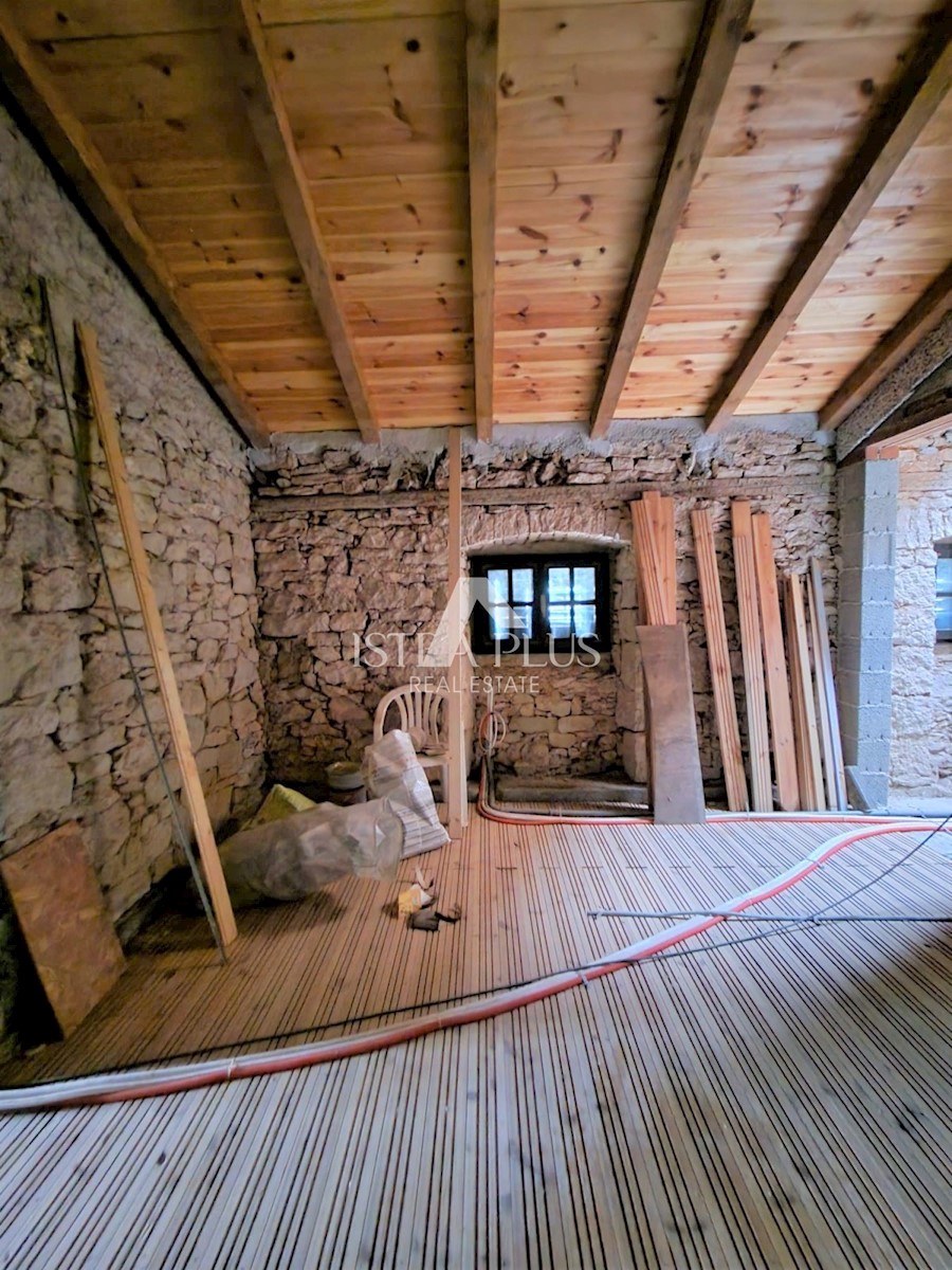 Avtentična kamnita hiša, delno prenovljena z veliko potenciala