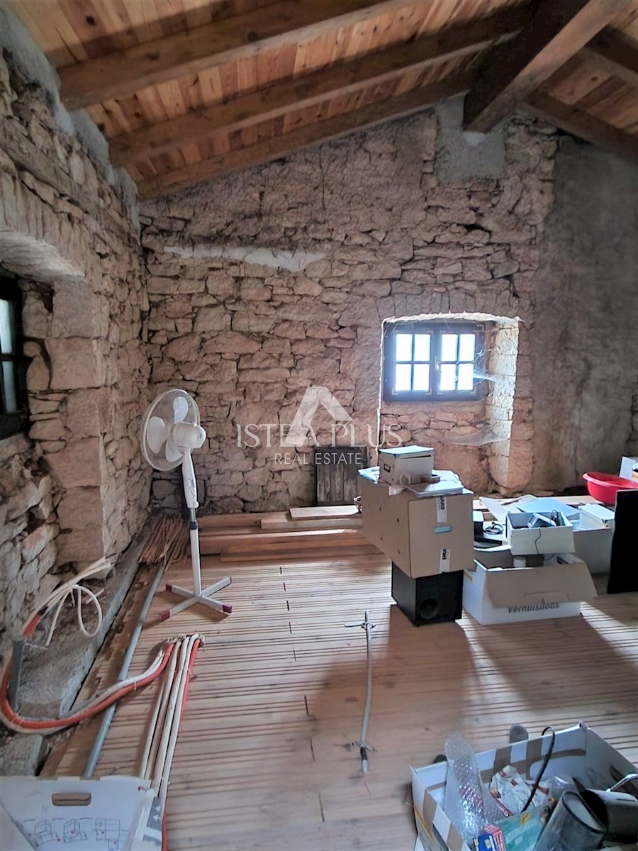 Avtentična kamnita hiša, delno prenovljena z veliko potenciala