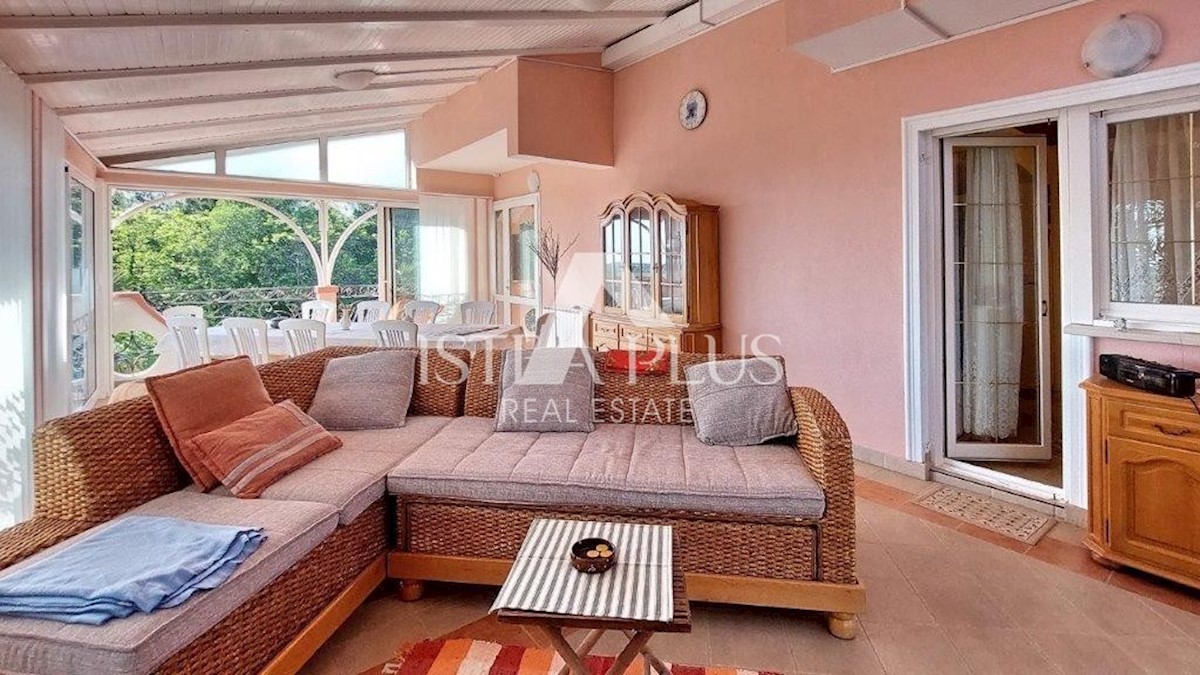 Poreč - okolica, hiša z 2 apartmajema, bazenom in pogledom na morje