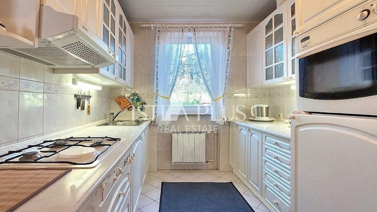 Poreč - okolica, hiša z 2 apartmajema, bazenom in pogledom na morje