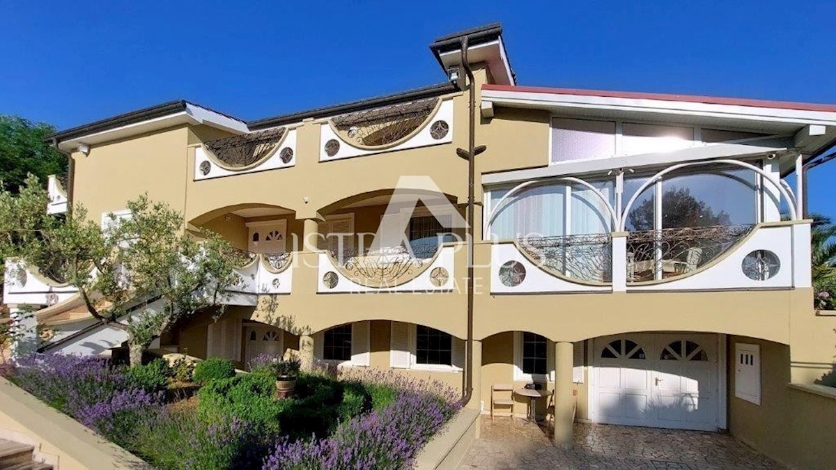 Poreč - okolica, hiša z 2 apartmajema, bazenom in pogledom na morje