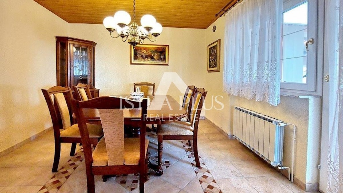 Poreč - okolica, hiša z 2 apartmajema, bazenom in pogledom na morje