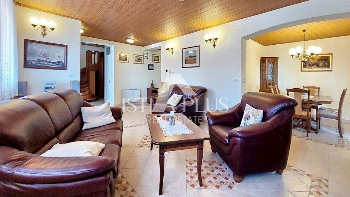 Poreč - okolica, hiša z 2 apartmajema, bazenom in pogledom na morje