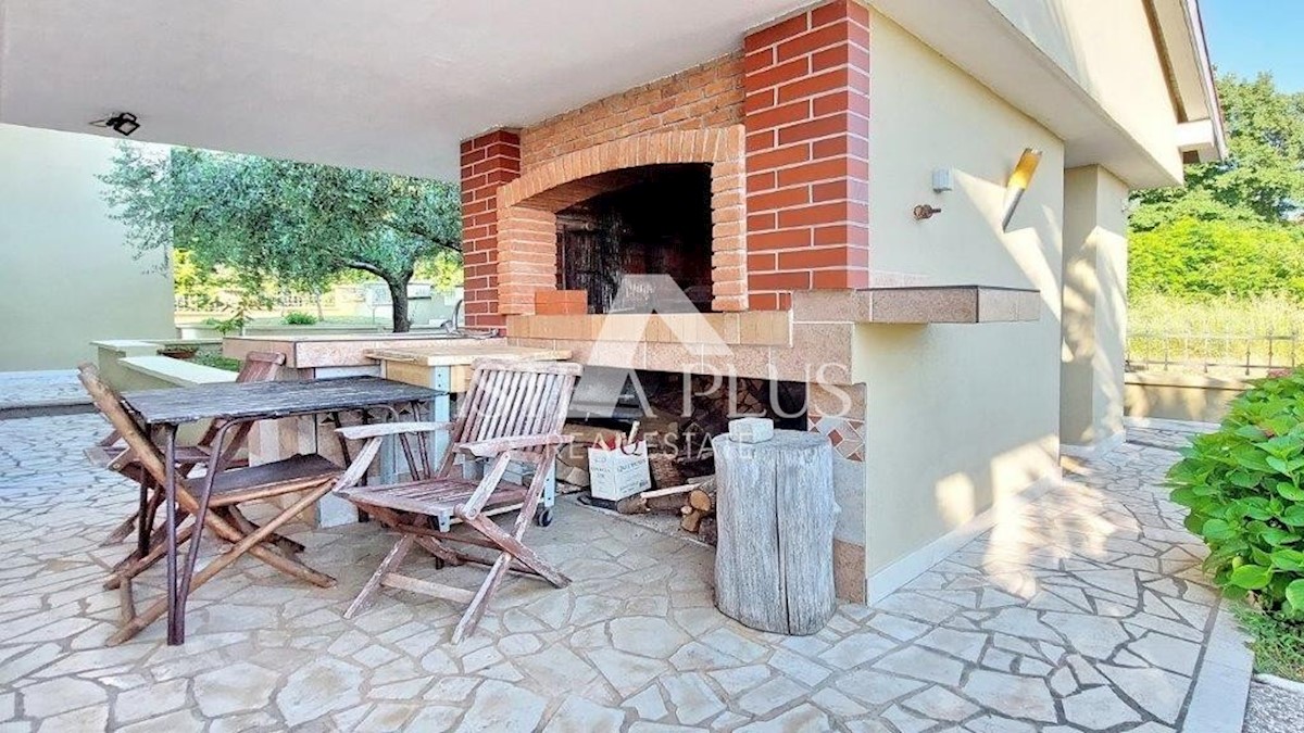 Poreč - okolica, hiša z 2 apartmajema, bazenom in pogledom na morje