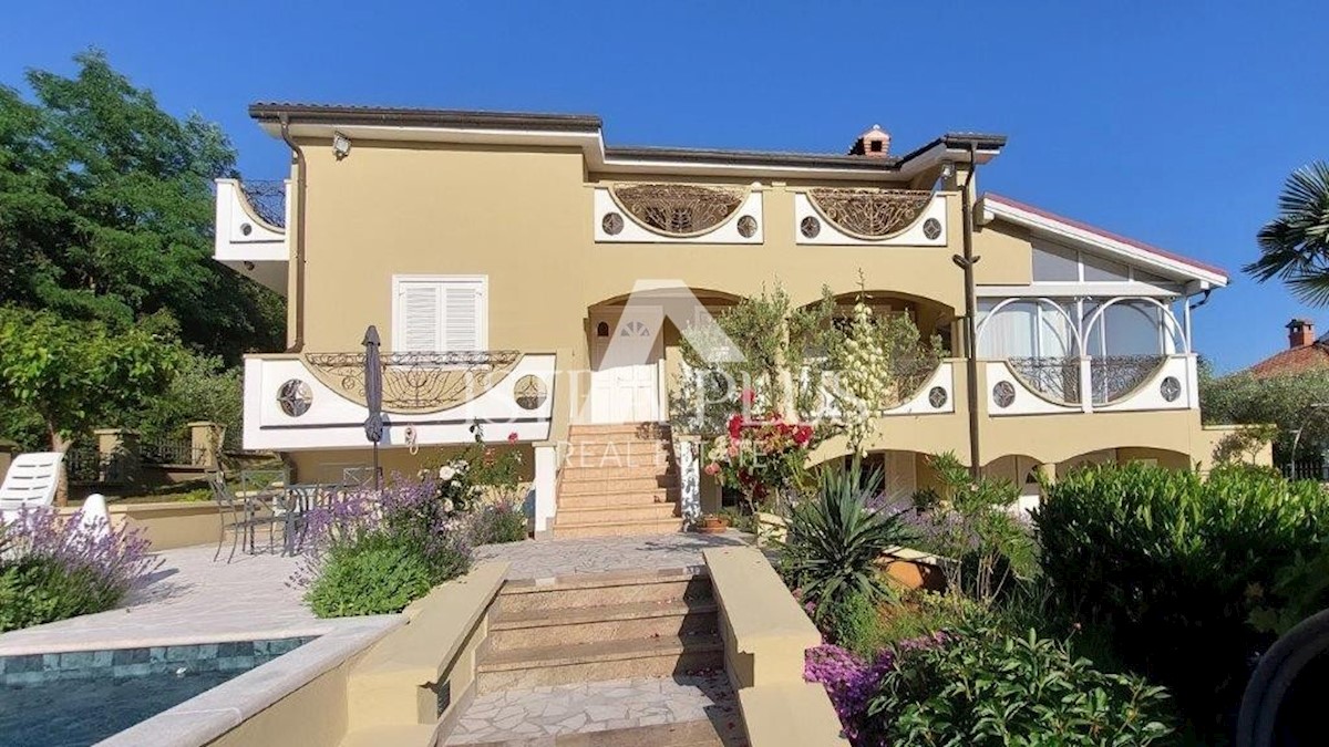 Poreč - okolica, hiša z 2 apartmajema, bazenom in pogledom na morje