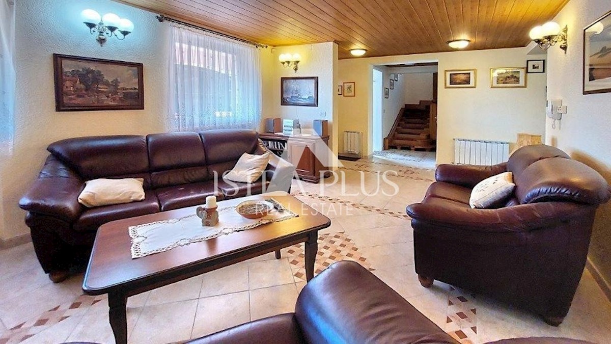Poreč - okolica, hiša z 2 apartmajema, bazenom in pogledom na morje