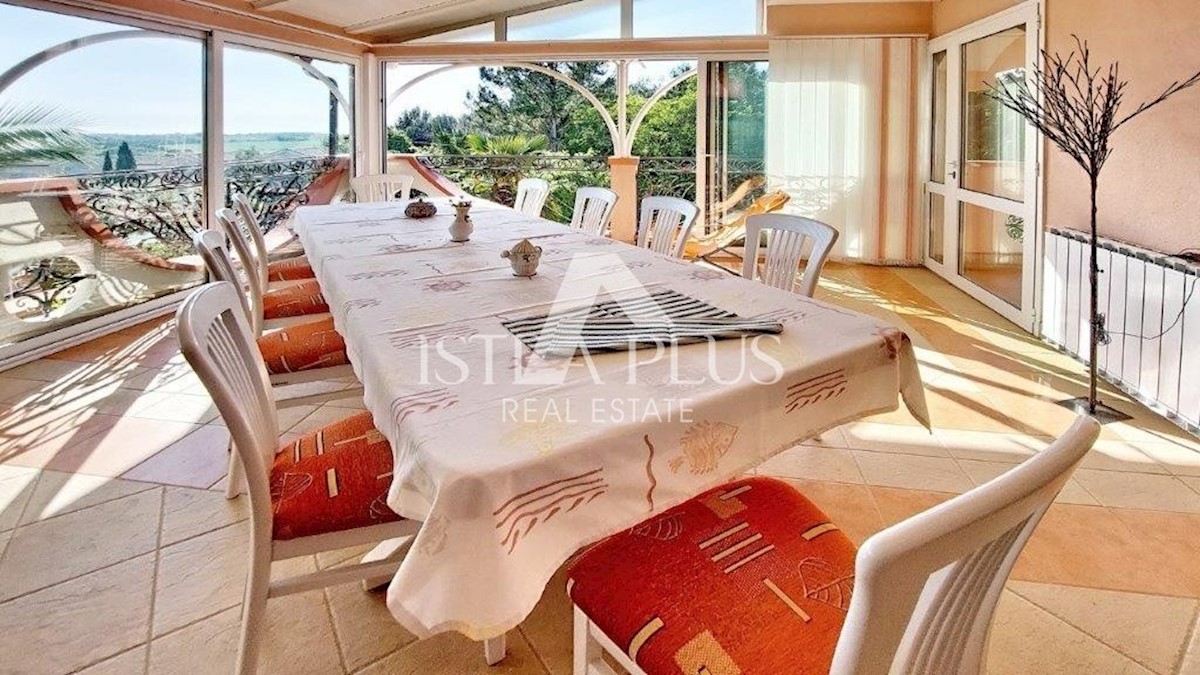 Poreč - okolica, hiša z 2 apartmajema, bazenom in pogledom na morje