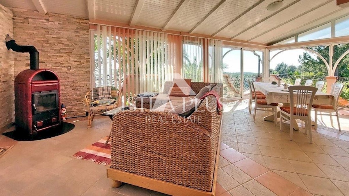 Poreč - okolica, hiša z 2 apartmajema, bazenom in pogledom na morje