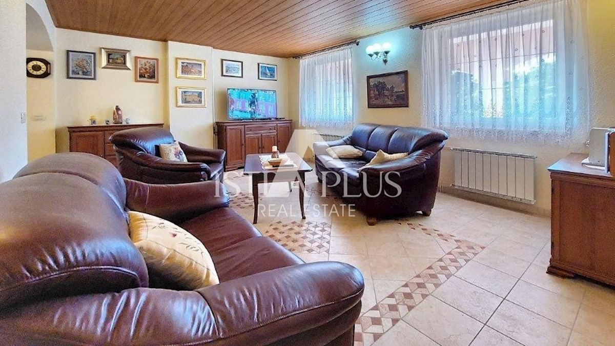 Poreč - okolica, hiša z 2 apartmajema, bazenom in pogledom na morje