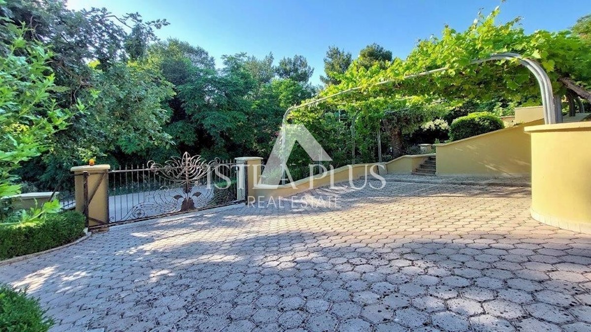 Poreč - okolica, hiša z 2 apartmajema, bazenom in pogledom na morje