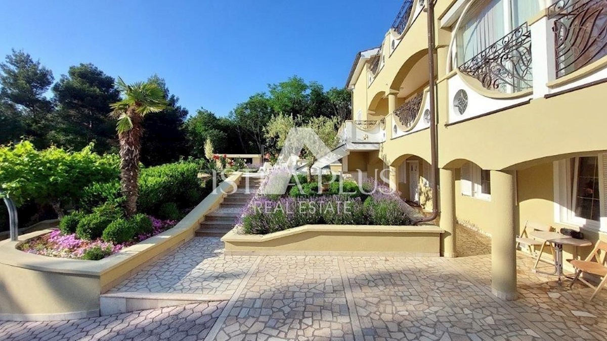 Poreč - okolica, hiša z 2 apartmajema, bazenom in pogledom na morje