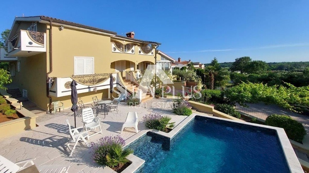 Poreč - okolica, hiša z 2 apartmajema, bazenom in pogledom na morje