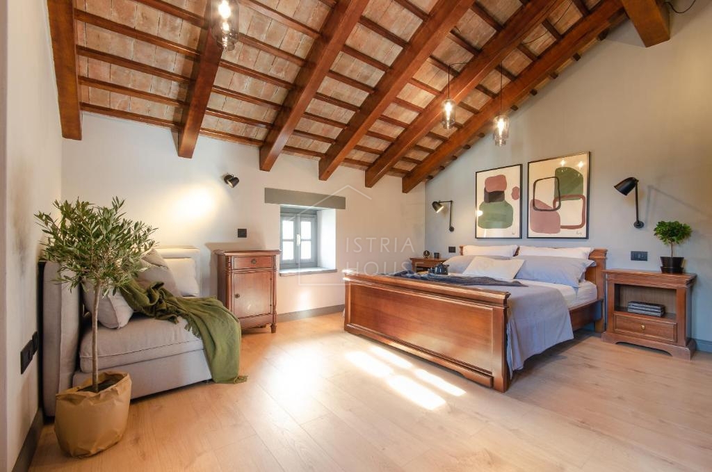 Rovinj, okolica, kamnita vila z bazenom