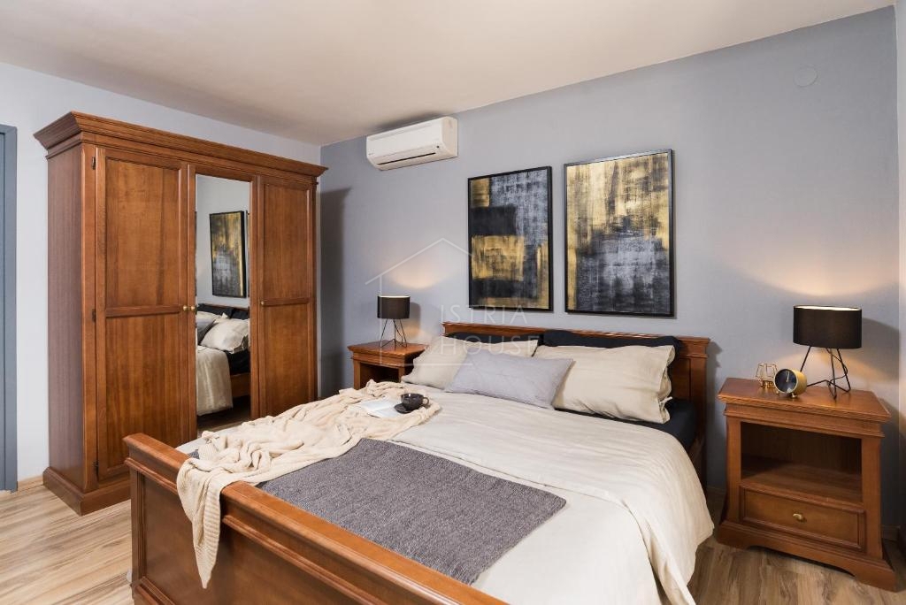 Rovinj, okolica, kamnita vila z bazenom