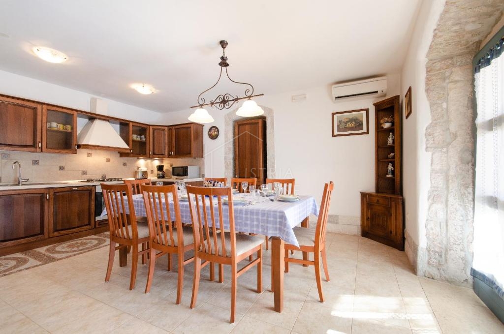 Rovinj, okolica, kamnita vila z bazenom