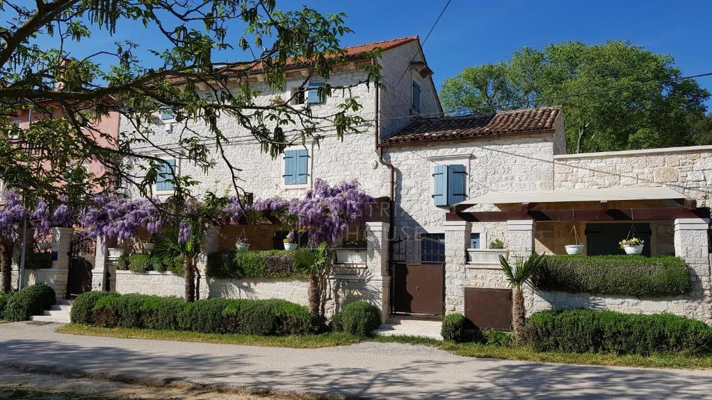 Rovinj, okolica, kamnita vila z bazenom