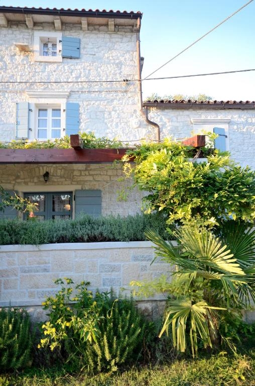 Rovinj, okolica, kamnita vila z bazenom