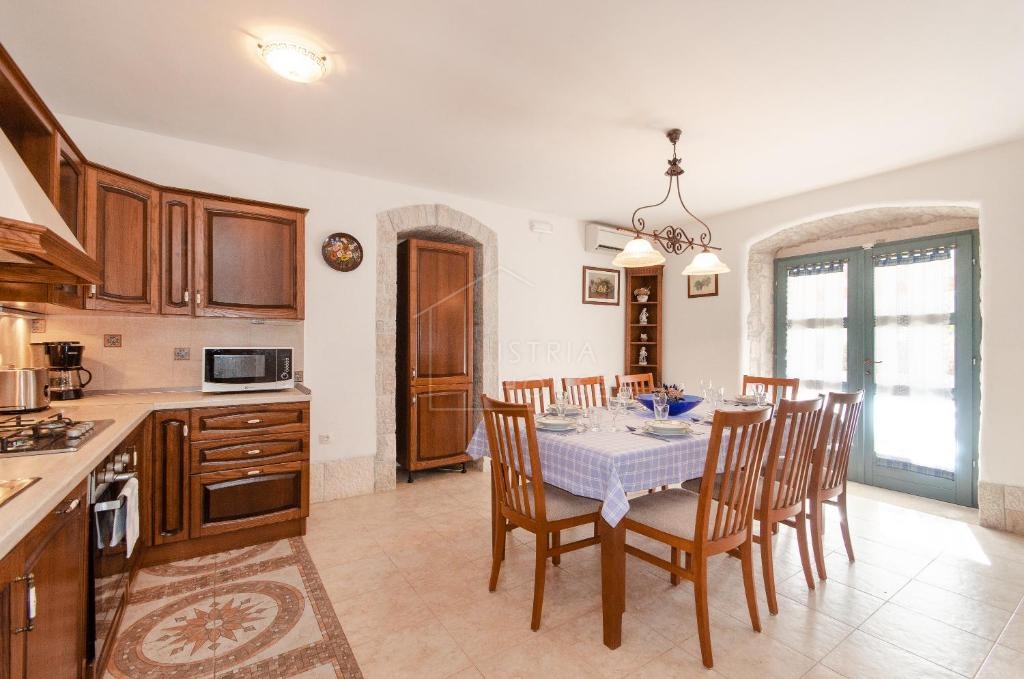 Rovinj, okolica, kamnita vila z bazenom