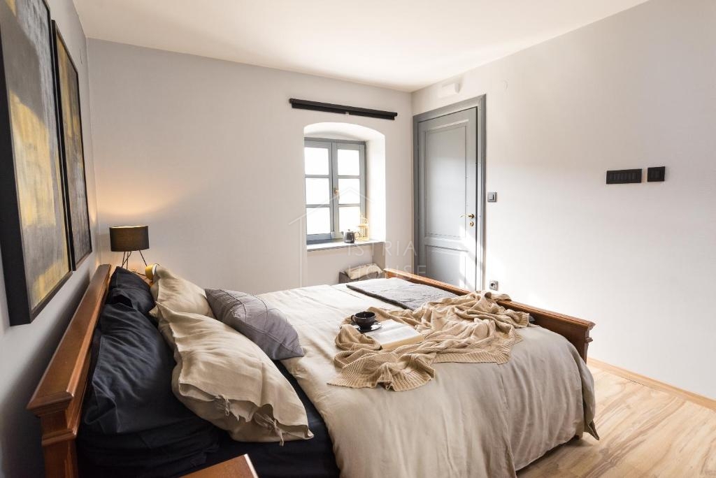 Rovinj, okolica, kamnita vila z bazenom