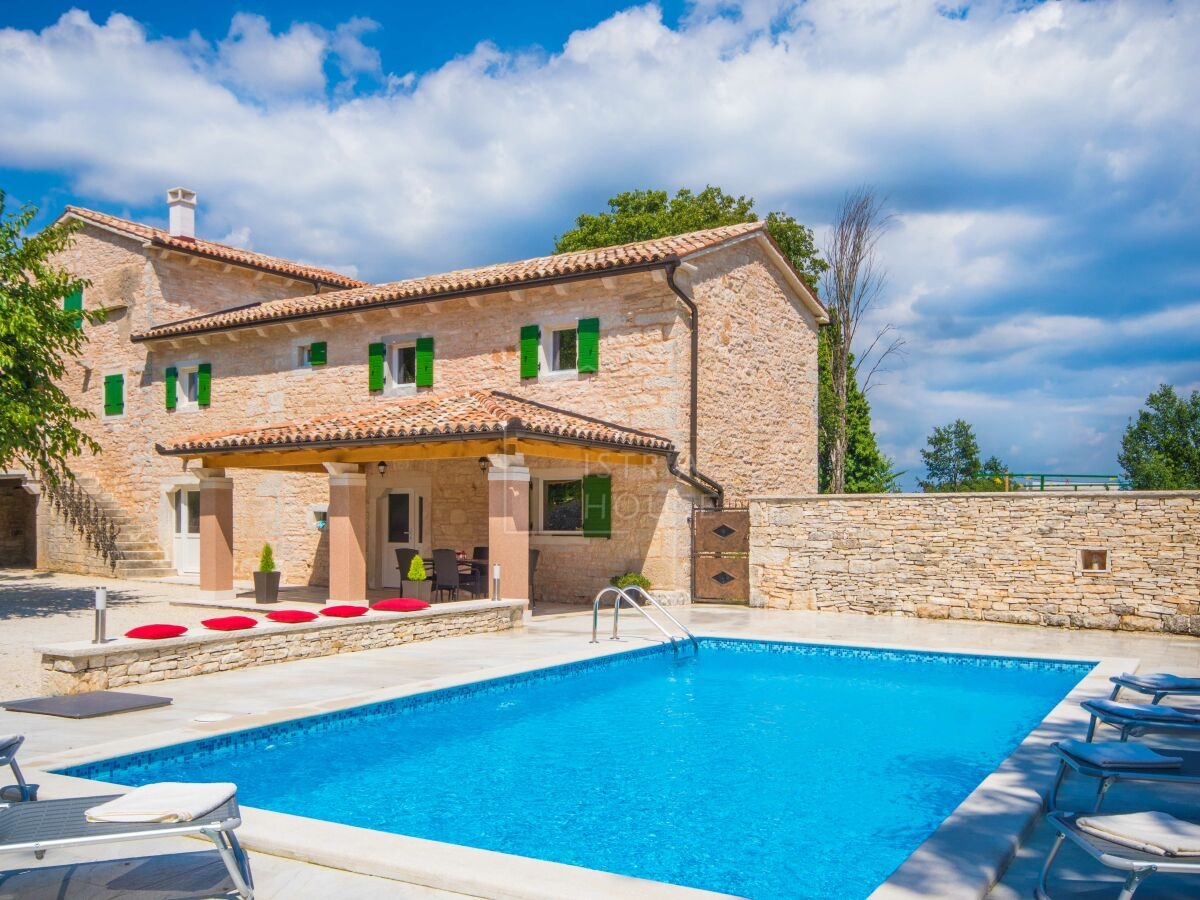 Rovinj, okolica, prenovljena istrska hiša z bazenom