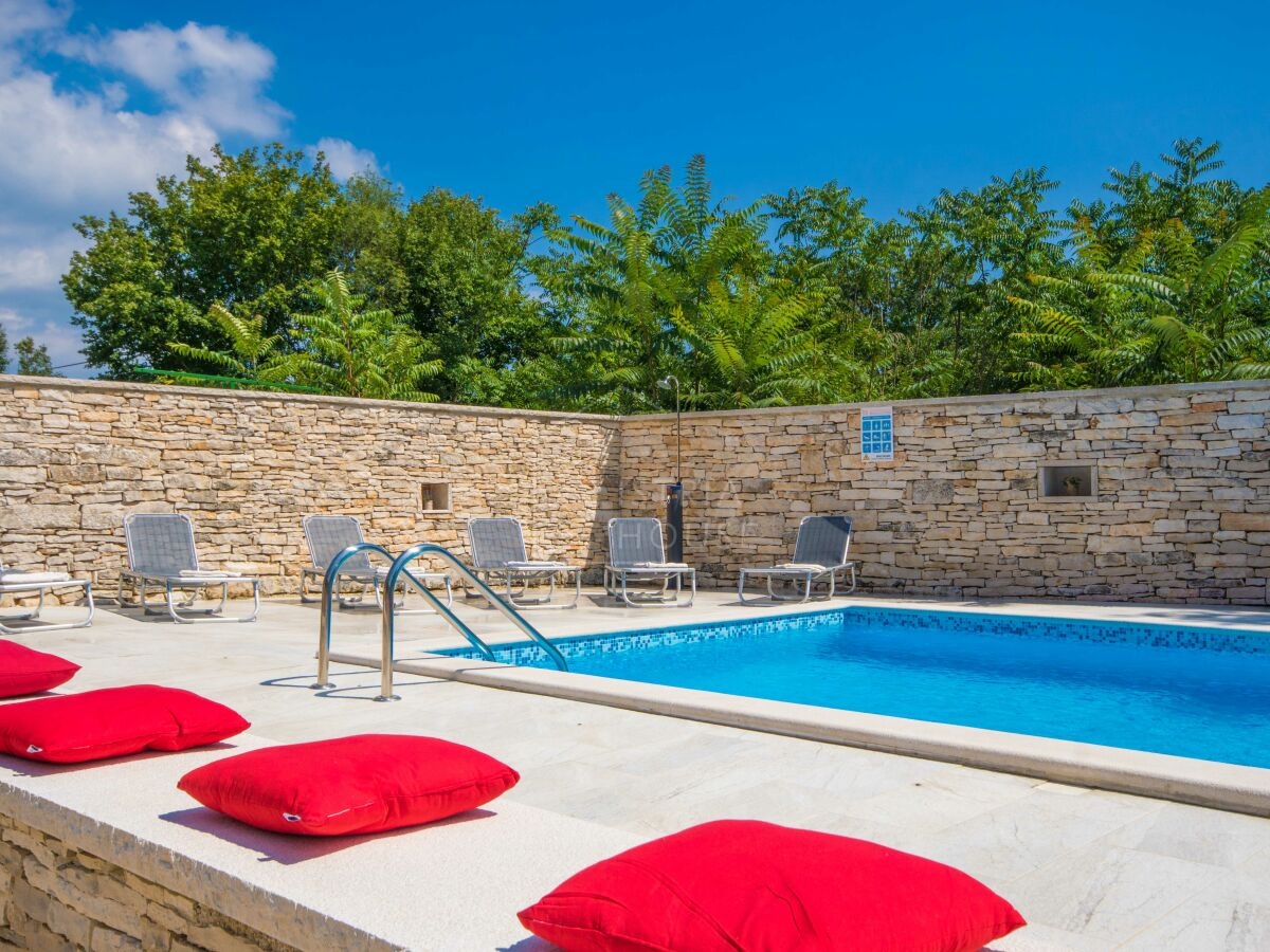 Rovinj, okolica, prenovljena istrska hiša z bazenom
