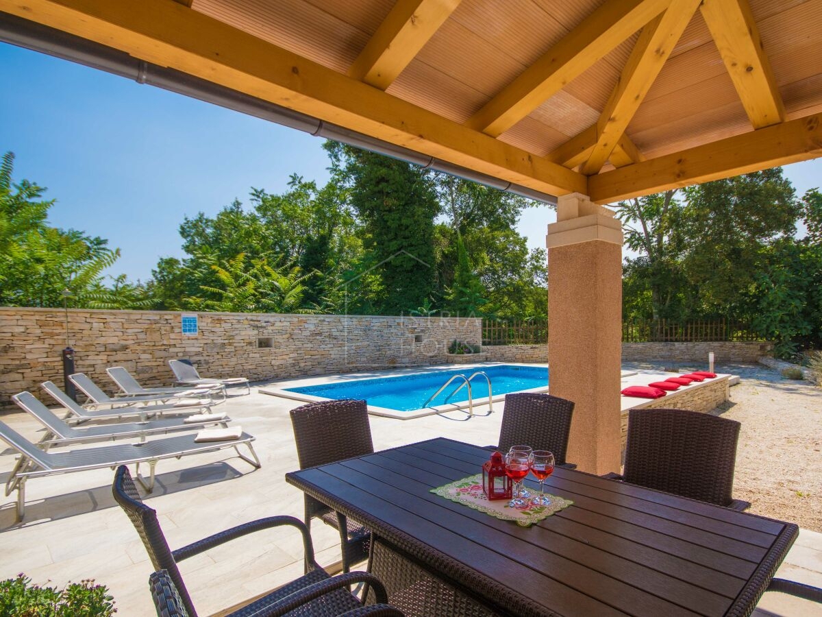 Rovinj, okolica, prenovljena istrska hiša z bazenom