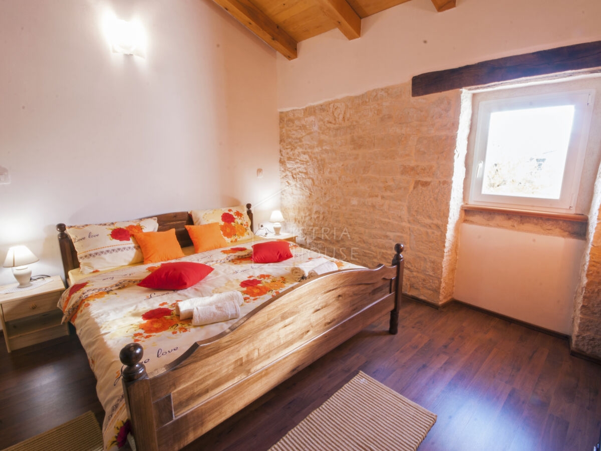 Rovinj, okolica, prenovljena istrska hiša z bazenom