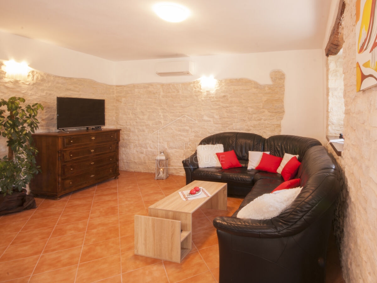 Rovinj, okolica, prenovljena istrska hiša z bazenom