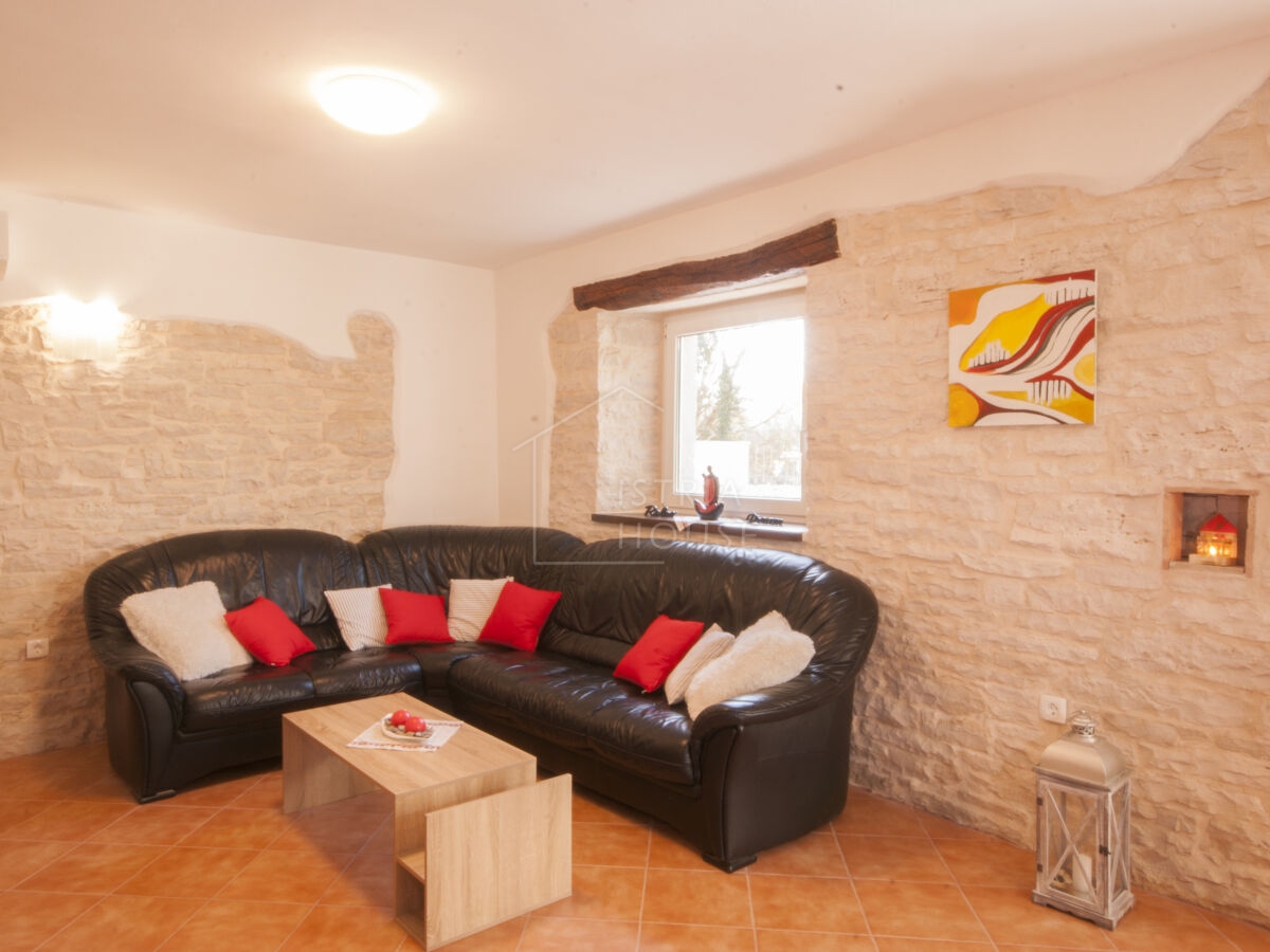 Rovinj, okolica, prenovljena istrska hiša z bazenom