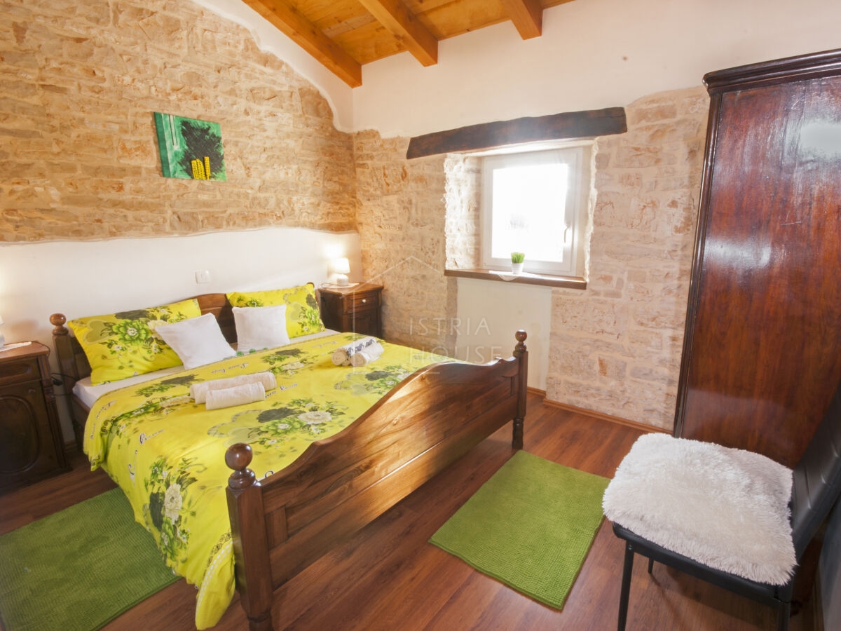 Rovinj, okolica, prenovljena istrska hiša z bazenom