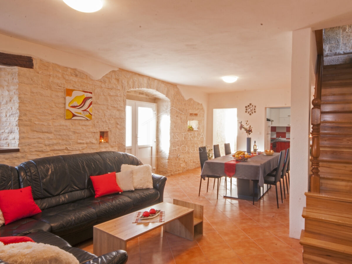 Rovinj, okolica, prenovljena istrska hiša z bazenom