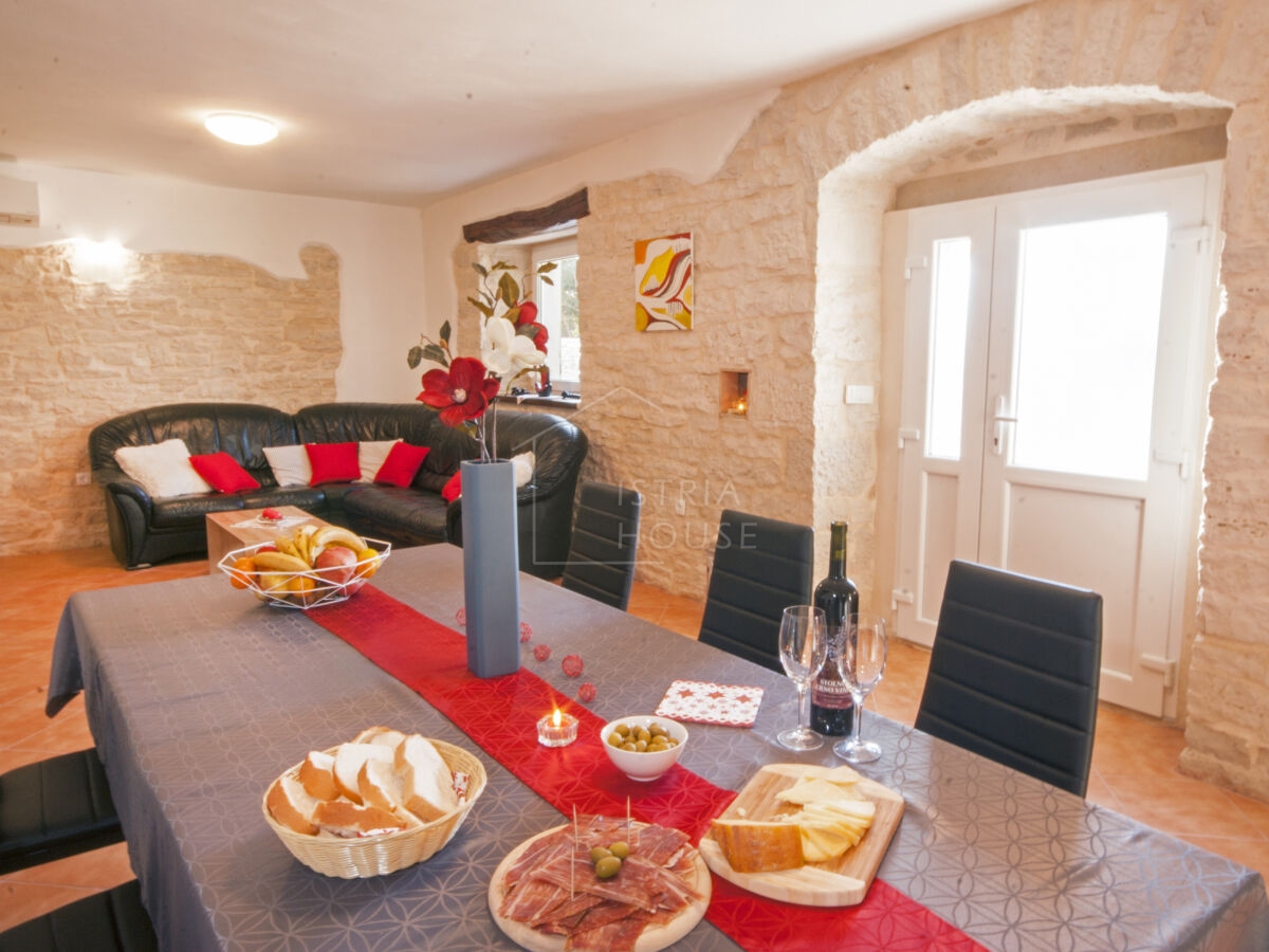 Rovinj, okolica, prenovljena istrska hiša z bazenom