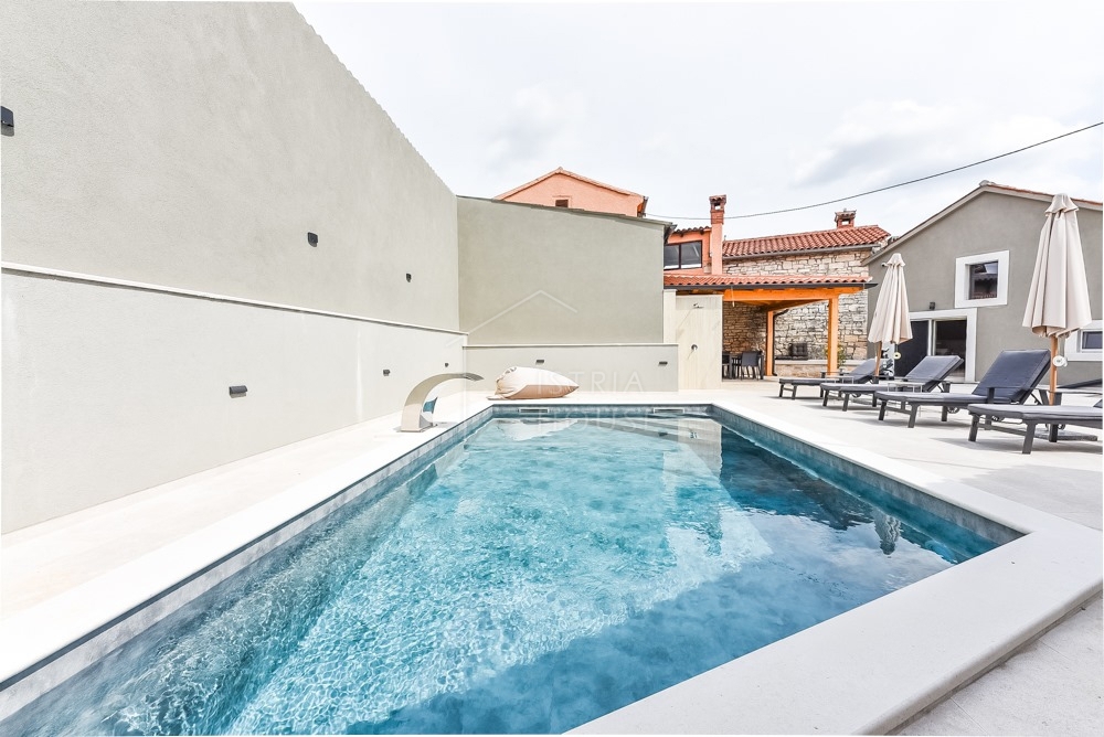 Svetvinčenat, okolica, moderno prenovljena starinska hiša z bazenom