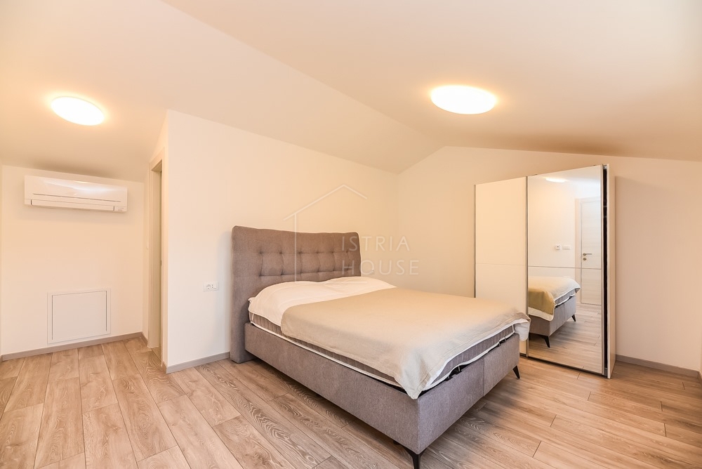 Svetvinčenat, okolica, moderno prenovljena starinska hiša z bazenom