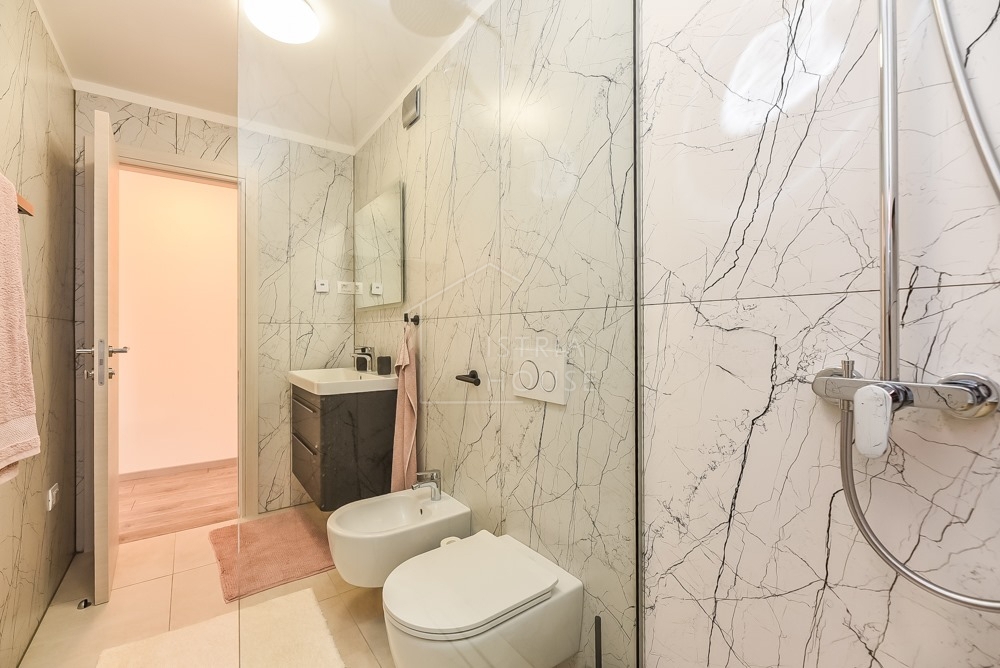 Svetvinčenat, okolica, moderno prenovljena starinska hiša z bazenom