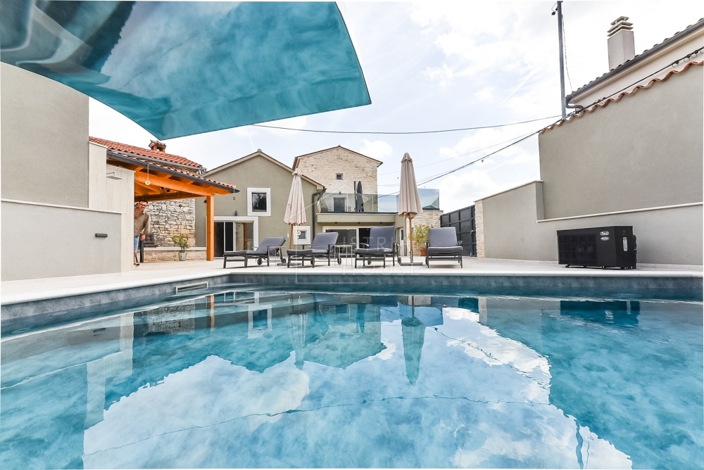 Svetvinčenat, okolica, moderno prenovljena starinska hiša z bazenom