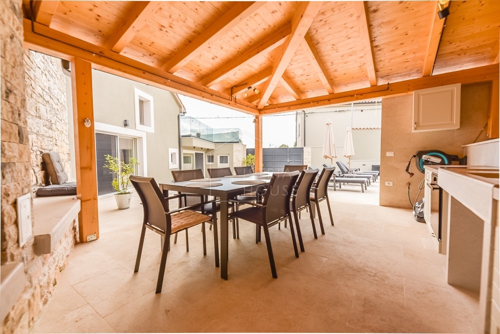 Svetvinčenat, okolica, moderno prenovljena starinska hiša z bazenom