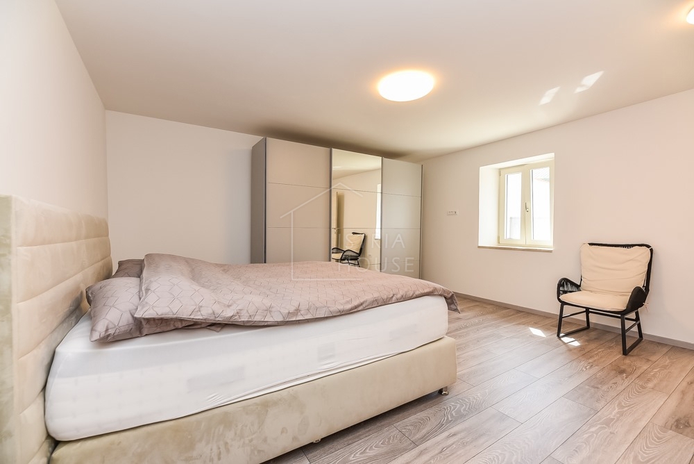 Svetvinčenat, okolica, moderno prenovljena starinska hiša z bazenom