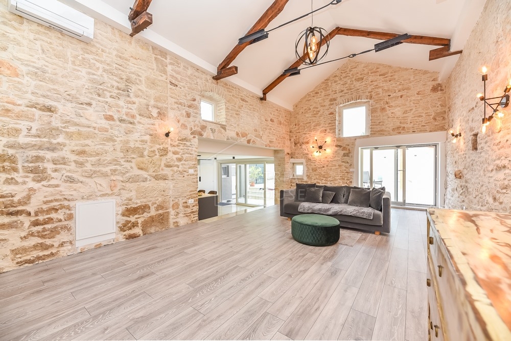 Svetvinčenat, okolica, moderno prenovljena starinska hiša z bazenom