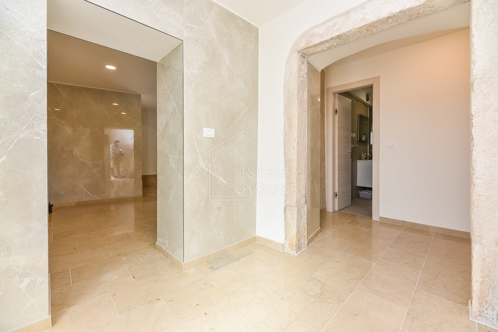 Svetvinčenat, okolica, moderno prenovljena starinska hiša z bazenom