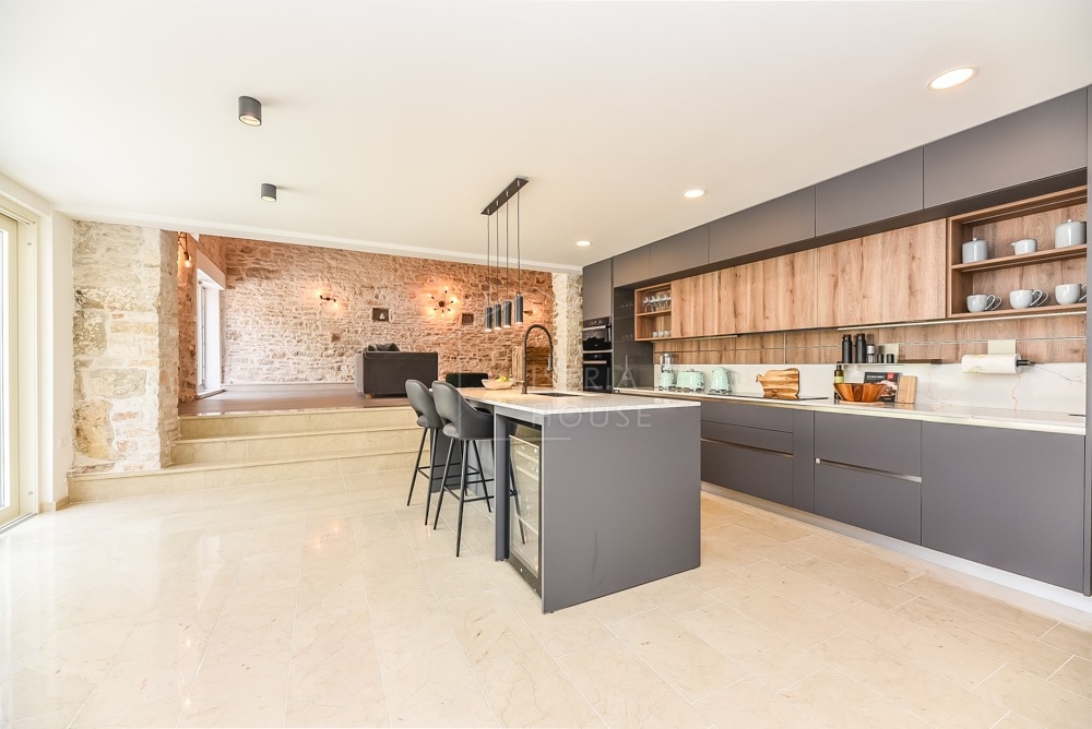 Svetvinčenat, okolica, moderno prenovljena starinska hiša z bazenom