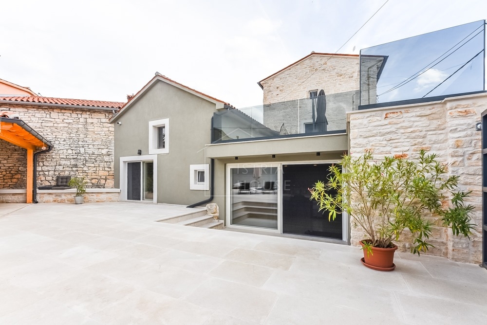 Svetvinčenat, okolica, moderno prenovljena starinska hiša z bazenom