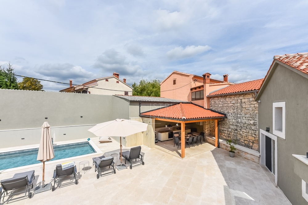 Svetvinčenat, okolica, moderno prenovljena starinska hiša z bazenom