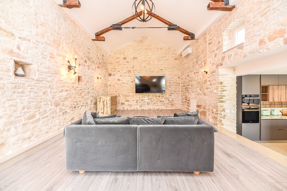 Svetvinčenat, okolica, moderno prenovljena starinska hiša z bazenom