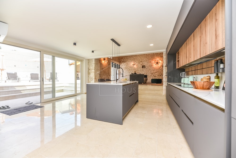 Svetvinčenat, okolica, moderno prenovljena starinska hiša z bazenom